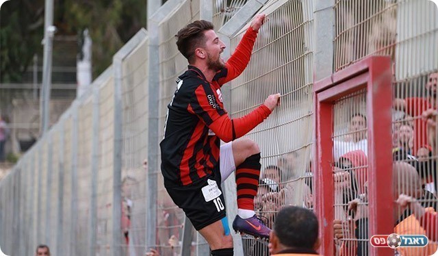 ברק חוגג עם האוהדים באיכסל (עדי מלול)